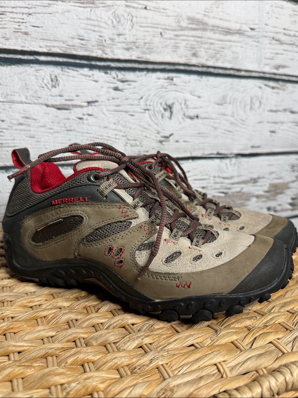 Merrell chameleon arc ventilator  Hiking Boots with Red Accents